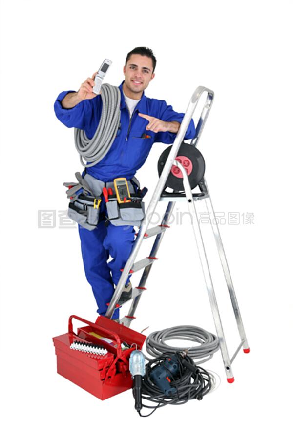 被設備包圍的男電工 在器材的叢林中守護光明